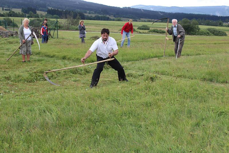 Volarský sekáč se stal již tradicí. Déšť soutěžení trochu komplikoval.