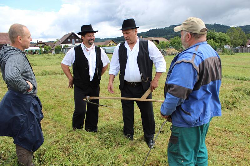 Volarský sekáč se stal již tradicí. Déšť soutěžení trochu komplikoval.