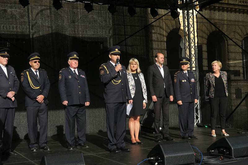 Prachatičtí hasiči na Velkém náměstí předvedli svoji výjezdovou techniku, která byla slavnostně posvěcena i práci lezců.