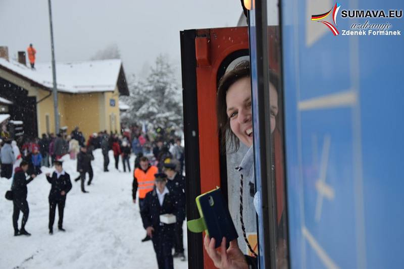 Silvestrovský vlak 2018. Poslední jízda v roce byla  tématicky laděna jako narozeninový vlak.