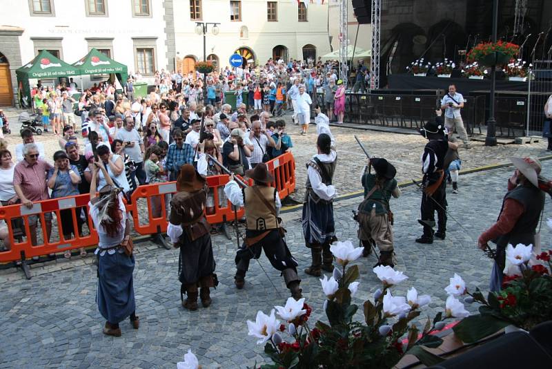 Slavnosti Zlaté stezky v Prachaticích zahájil v pátek v 17 hodin slavnostní průvod a historická ceremonie věnovaná zasedání městské rady nad návrhem nové prachatické kašny.