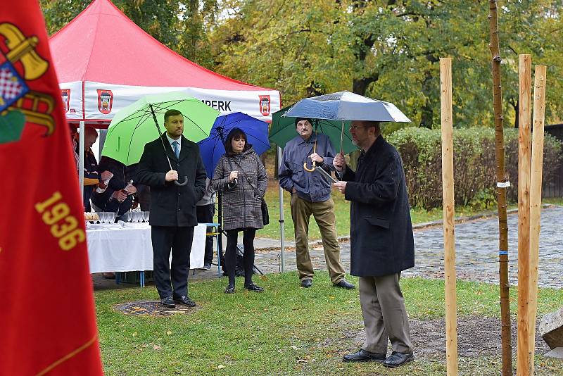 V parku u Volyňky vysadili Vimperští novou lípu.