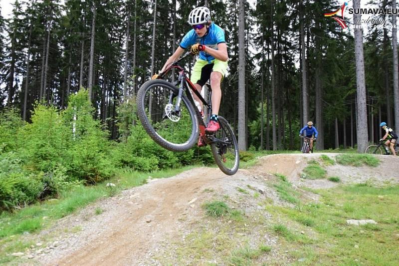 Mladí bikeři na Zadově trénují dvakrát denně v náročném terénu. To se jim bude při závodech hodit.