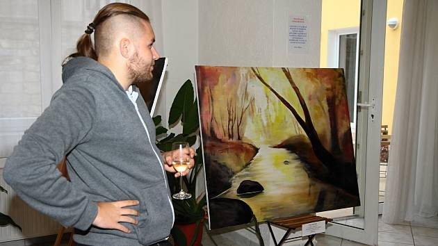Vernisáž výstavy obrazů Petra Mitro v Happy Cofee ve Vimperku.
