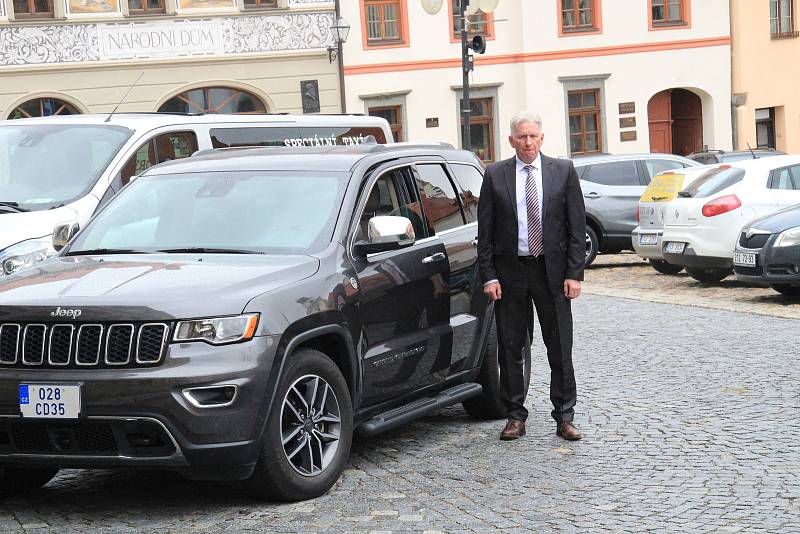 Květiny k pamětní desce na budově úřadu na Velkém náměstí položili v pátek 7. května Prachatičtí.