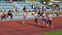 Městský stadion se zaplnil dětmi. Dům dětí a mládeže pro ně připravil atletickou soutěž.