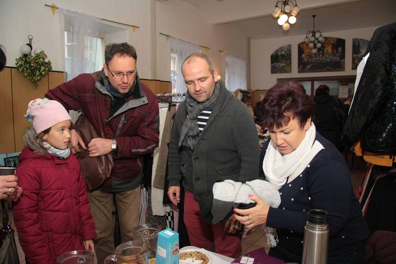 Občanské sdružení Stanislavy Chumanové uspořádalo další bazárek. Zájem o zboží byl v sobotu dopoledne obrovský.