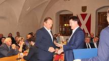 Na podnikatelském fóru v Prachaticích předseda prachatické Jihočeské hospodářské komory Václav Franz předával ceny nejlepším podnikatelům roku 2019.