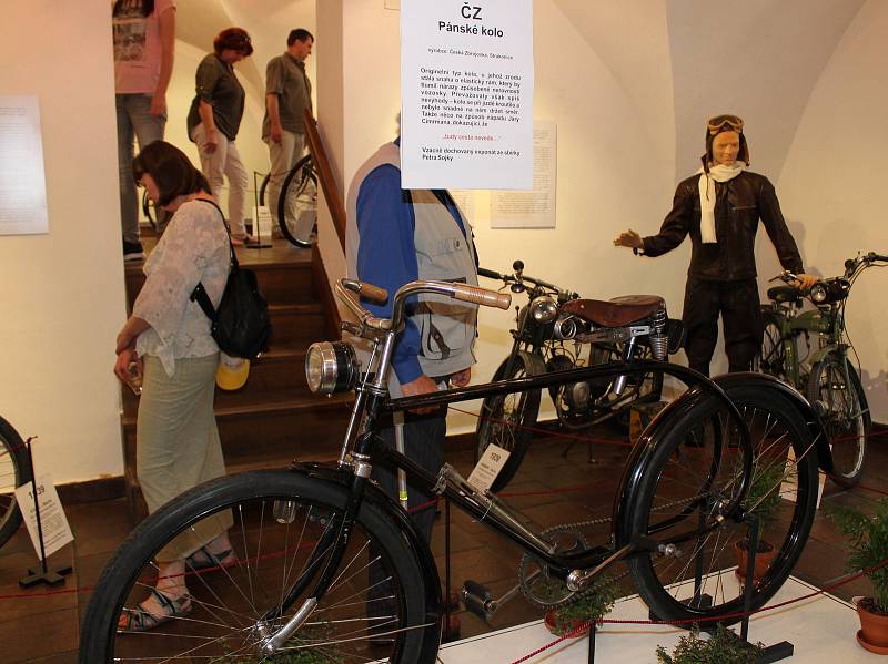 Historická kola vystavuje v Prachatickém muzeu Petr Hošťálek. K vidění budou celé prázdniny.