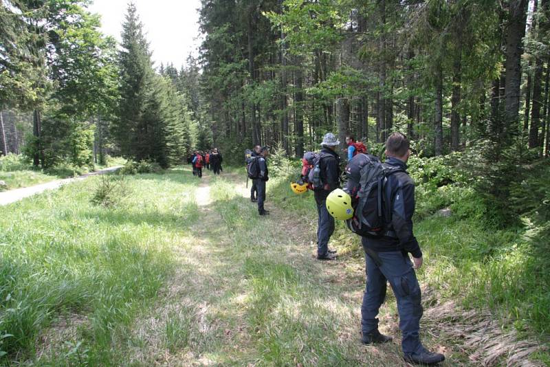 Oblast Národního parku Šumava od Nového Údolí přes Vltavskou cestu k Nové Peci až po Plešné jezero se ve čtbrtek stala místem pátrání po dvanácti ztracených účastnících nelegálního závodu. Naštěstí se jednalo o součinnostní cvičení záchranných složek.