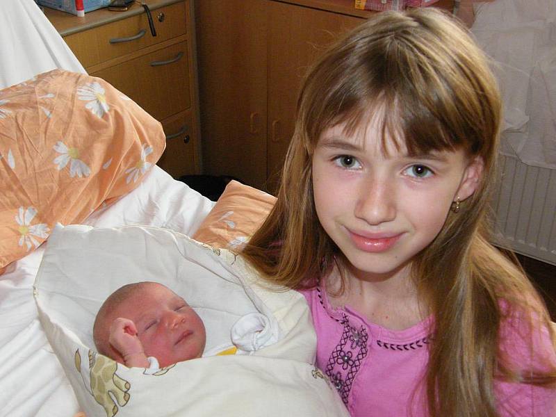 Stella Marie Houserová se v prachatické porodnici narodila 22. prosince 2011 v 10.45 hodin. Rodiče miminka Jiří a Růžena jsou z Prachatic. S malou sestřičkou se nechala vyfotit desetiletá Terezka.