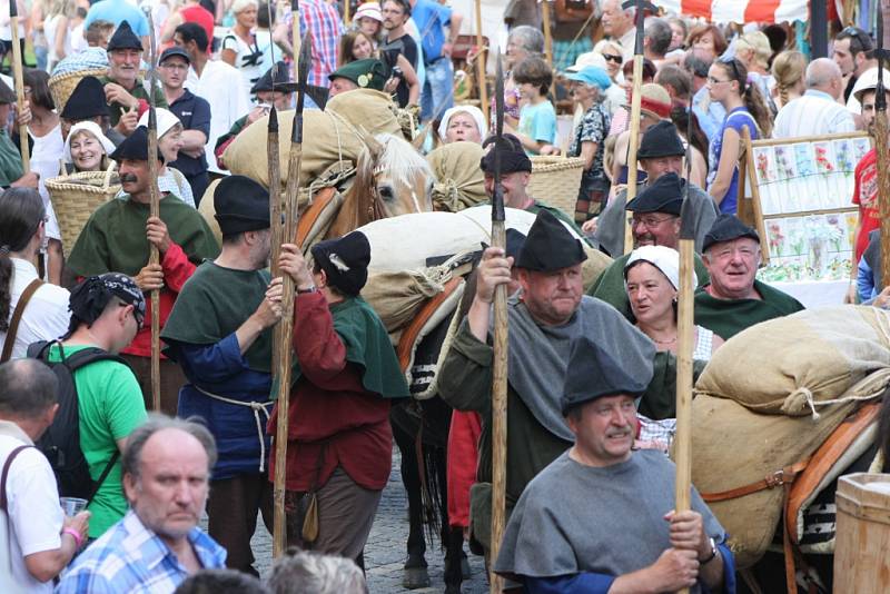 Páteční odpolední program Slavností Zlaté stezky pokračoval tradičně příchodem karavany soumarů, která letos dorazila pěšky z Grainetu i s nákladem soli.