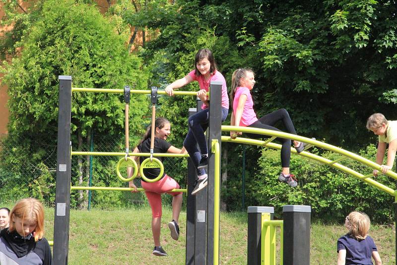 U Národky je nové workoutové hřiště. Radost z něj mají hlavně děti.