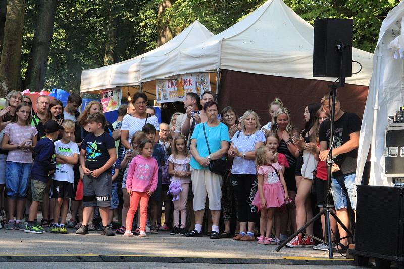 Ve středu 6. července se Husinec probudil do slunného rána. Husovy oslavy jsou až do večera.