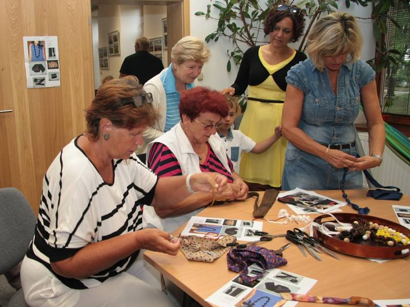 Kravata nemusí vždy zdobit jen ve své původní podobě, ale může se z ní stát po čase i vcelku jedinečný módní doplněk. Stačí šikovné ruce, dobrý nápad a několik korálků.