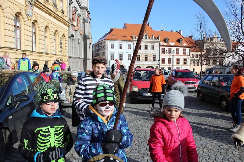 Děti ze ZŠ Zlatá stezka 240 vyrazily do masopustního průvodu Prachaticemi.