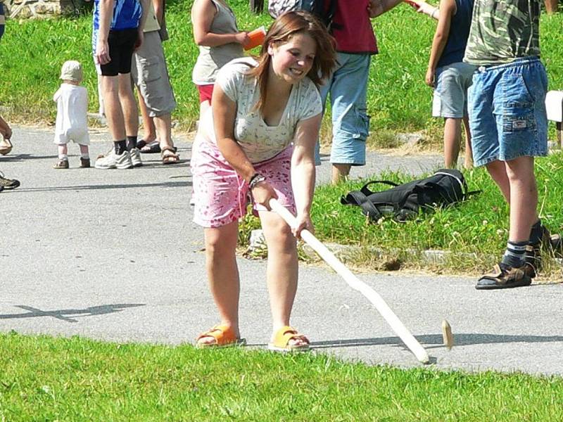 Roztočit káču, hodit a pochytat drápky, vyhrát kuličky, nebo doběhnout s dřevěnou obručí hodně daleko a  dřevěného špačka odpálit co nejdál. To dá mnohdy velkou práci, o tom se mohlo přesvědčit 65 účastníků Staročeských her.