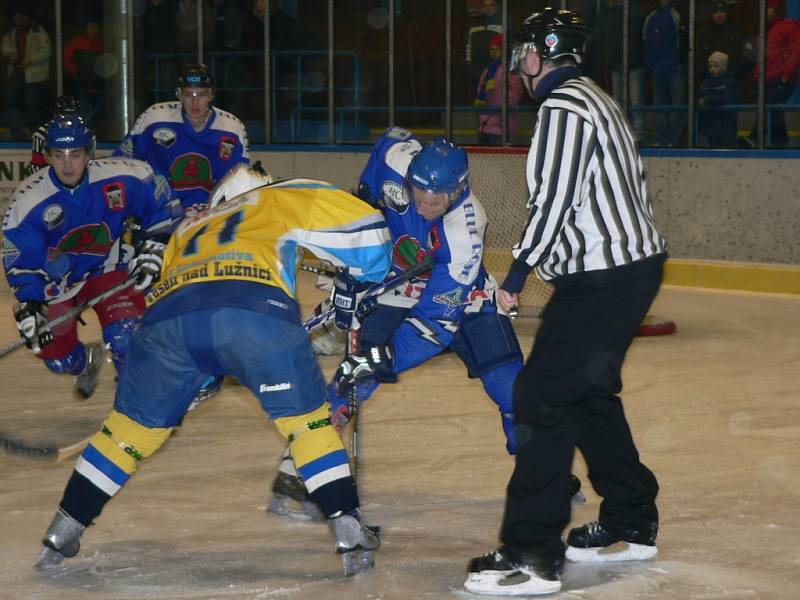 Vimperští hokejisté porazili Veselí 4:2 a živí naději na play off.