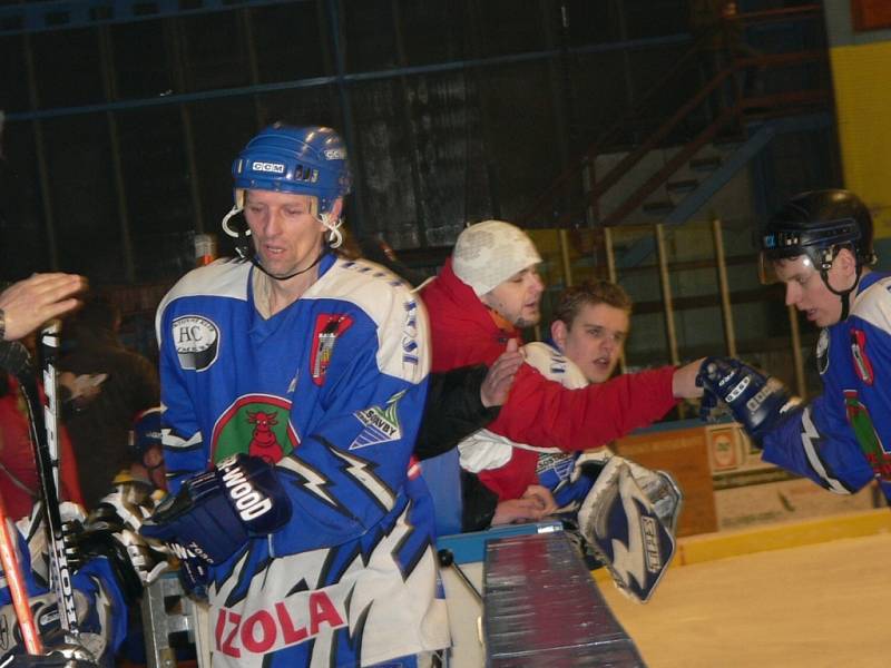 Vimperští hokejisté porazili Veselí 4:2 a živí naději na play off.