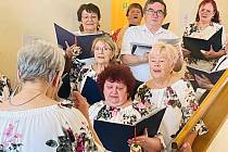 Zahajovací koncert Radostného přátelství pro letošní sezonu se odehrál při vernisáži velikonoční výstavy prachatických seniorů.