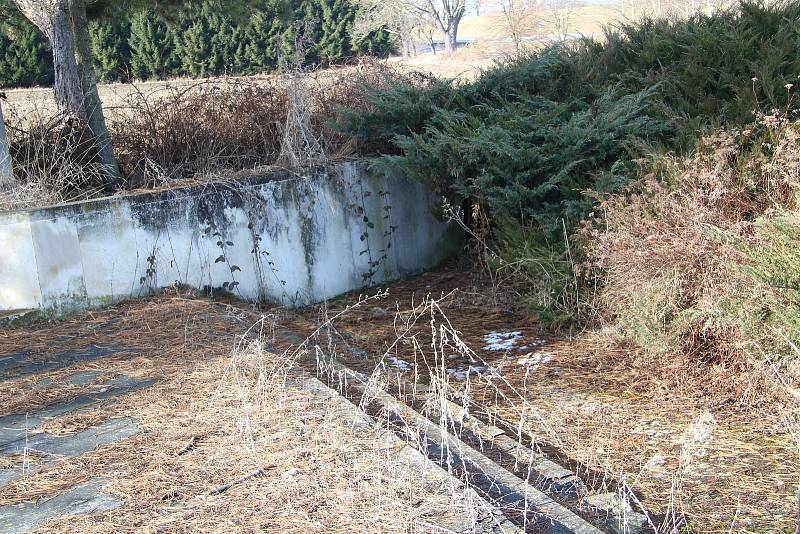 Betonový monument s názvem Pomník míru, který byl na vitějovické křižovatce vybudován v roce 1987.  O jeho údržbu se nikdo nestará. Vlastní ho Úřad pro zastupování státu ve věcech majetkových.