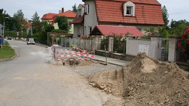 Práce na nové kanalizaci omezují dopravu v sídlišti pod Lázněmi už při vjezdu v ulici Lázeňská. 