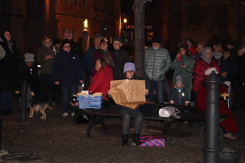 Vzpomínkové setkání u příležitosti 17. listopadu na prachatickém Velkém náměstí.