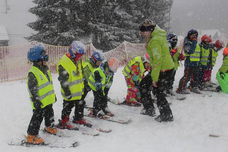 Děti z MŠ Zdíkov a Šumavské Hoštice absolvují svůj první lyžařský výcvik.