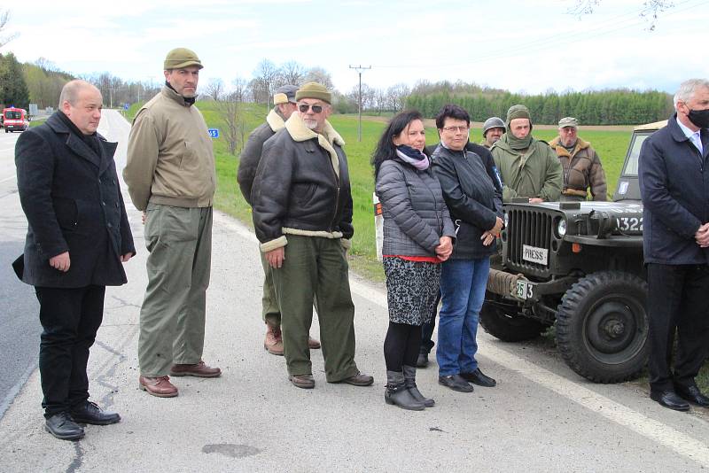 Kolona vojenských historických aut se pak přesunula k Pomníku setkání pěti armád u Vitějovic, kde se zástupcům města připojili také starostové obcí Vitějovice, Hracholusky a Strunkovice nad Blanicí.