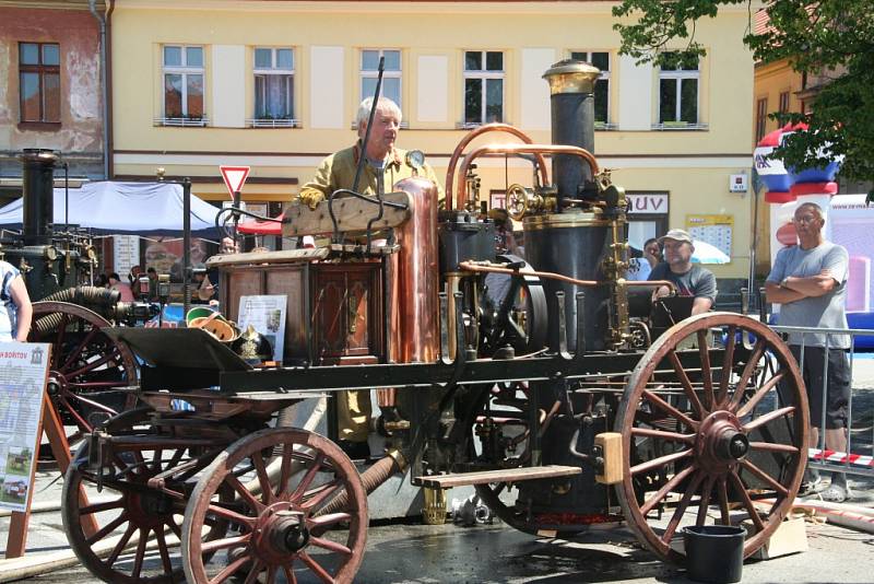 Setkání hasičů a historických parních stříkaček v Netolicích.