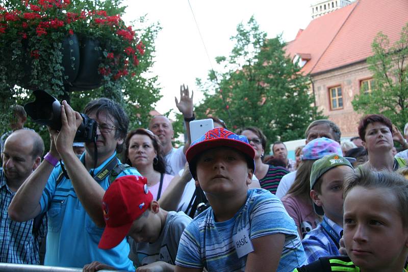 Kapela Turbo roztančila v pátek prachatické náměstí. V samotném srdci města se představila při Slavnostech solné Zlaté stezky.