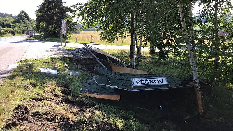 Zastávku autobusu v Pěčnově porazil řidič při dopravní nehodě.