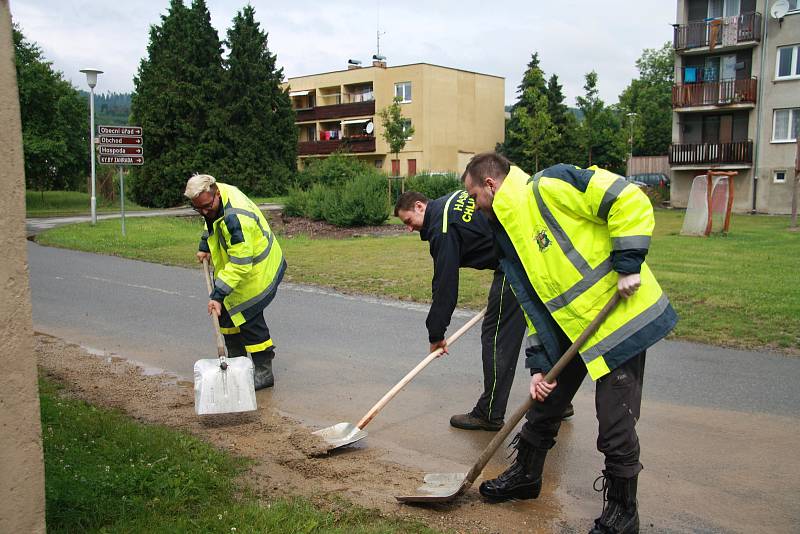 Tři domy, ve kterých počítají majitelé škody,  vytopené sklepy, podmáčené trávníky a nepořádek. To všechno za sebou nechala voda, která protekla obcí Chlumany na Prachaticku v sobotu 22. června.