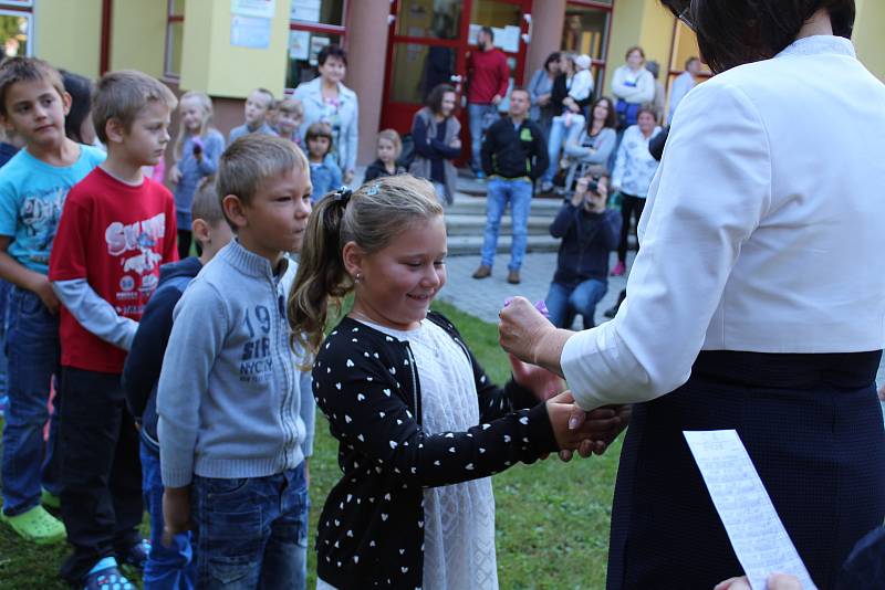 Prvňáčci ve Vodňance dostali každý svůj zvoneček a společně s třídní učitelkou Janou Sitterovou si první den ve škole zazvonili.