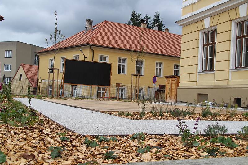 Učebna, která vznikla před prachatickým gymnáziem.