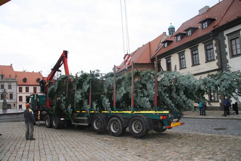 Rok od roku je instalace vánočního stromu v centru Prachatic sehranější záležitostí.