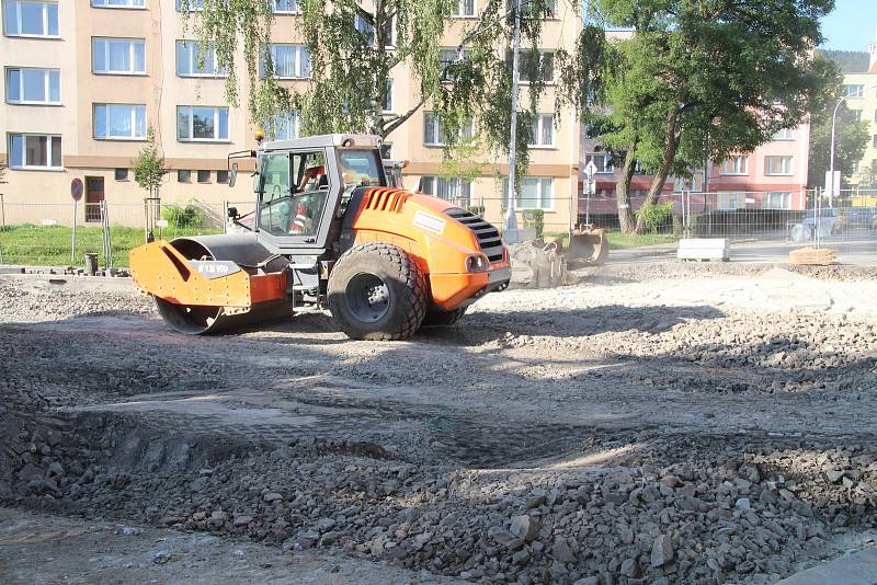 Podkládání jedné z konstrukčních vrstev vozovky ve Zvolenské ulici v Prachaticích.