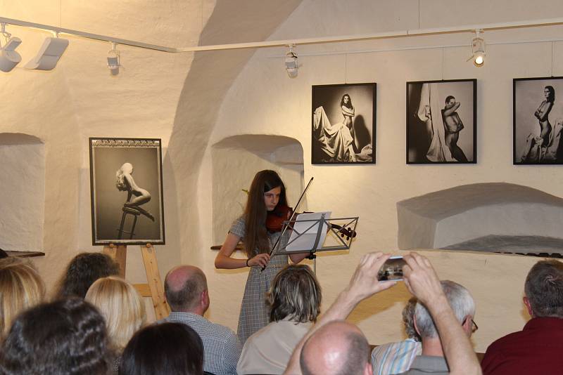 V Galerii Dolní brána odehráli studenti ZUŠ Prachatice svůj absolventský koncert. Johana Kůsová, absolventka I. stupně hry na housle u Petra Vyroubala.