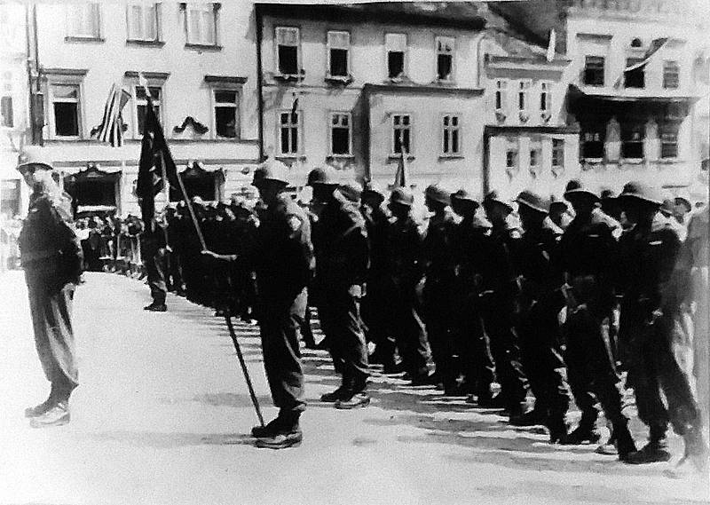 Prachatice v květnu 1945 - Nástup US vojáků na náměstí. Fotografie z Diplomové práce Mgr. Pavla Študlara Prachatickému deníku poskytl Emil Nachlinger z Těšovic