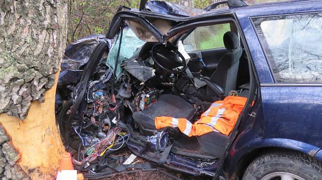 Vrtulník transportoval ženu od nehody s těžkým zraněním do nemocnice v Českých Budějovicích.