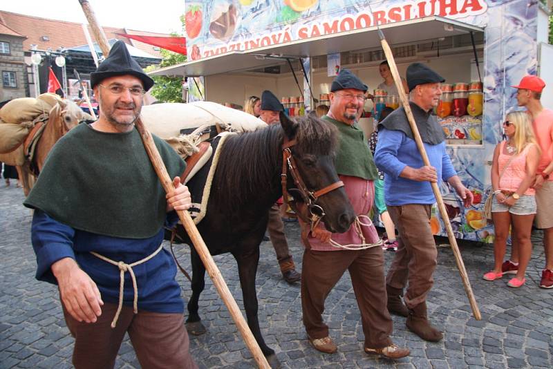 Páteční odpolední program Slavností Zlaté stezky pokračoval tradičně příchodem karavany soumarů, která letos dorazila pěšky z Grainetu i s nákladem soli.