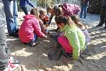 Školáci ze Zlaté stezky si vyzkoušeli roli archeologů.