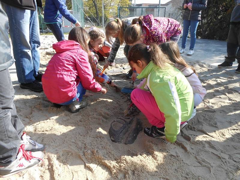 Školáci ze Zlaté stezky si vyzkoušeli roli archeologů.