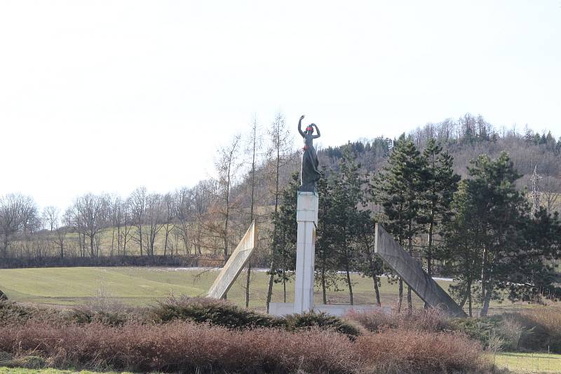 Betonový monument s názvem Pomník míru, který byl na vitějovické křižovatce vybudován v roce 1987. Právě podle sochy mávající ženy je místo nazýváno U Stopařky.