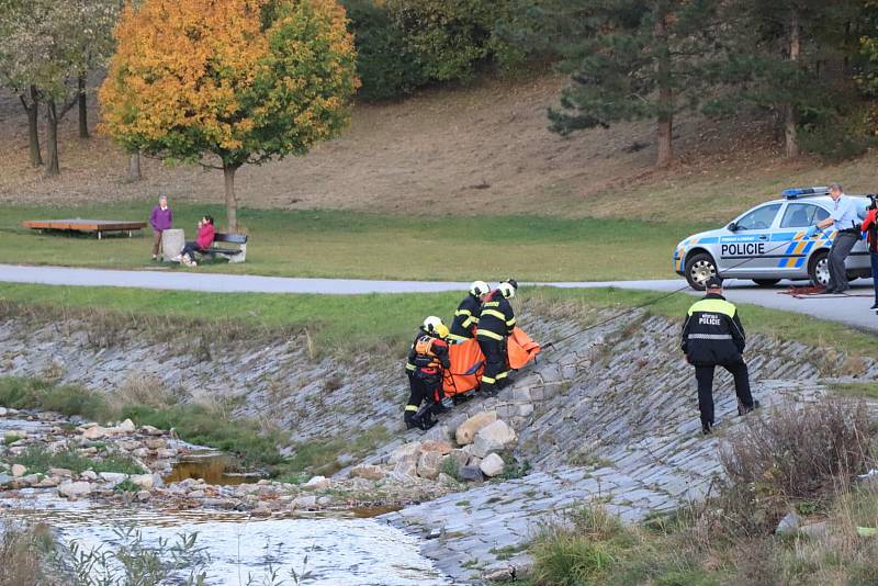 Policisté v řece Volyňce našli lidské tělo.