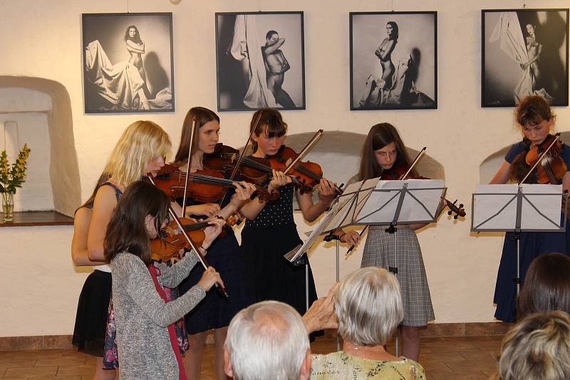 V Galerii Dolní brána odehráli studenti ZUŠ Prachatice svůj absolventský koncert.