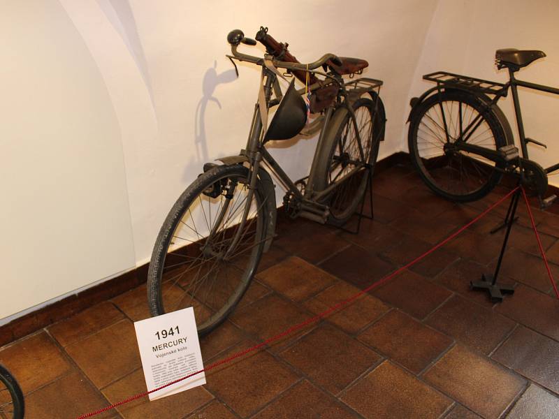 Historická kola vystavuje v Prachatickém muzeu Petr Hošťálek. K vidění budou celé prázdniny.