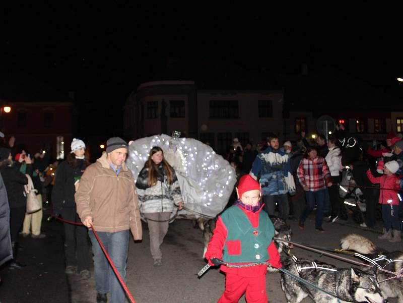 Bohatý program, včetně příjezdu paní Zimy v kočáře, čekal na návštěvníky na netolickém náměstí.