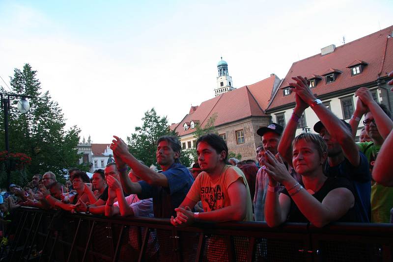 Kapela Turbo roztančila v pátek prachatické náměstí. V samotném srdci města se představila při Slavnostech solné Zlaté stezky.