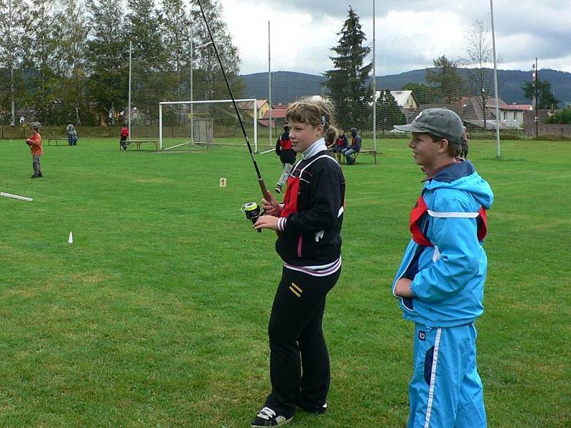 Sportovní rybáři soutěžili na volarském fotbalovém hřišti.